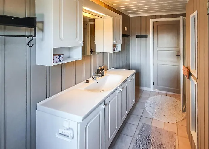 3 Bedroom Awesome In * Svingvoll